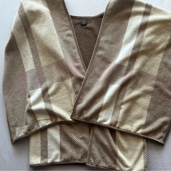 Cuddl Duds Beige and White Women's Poncho - Picture 3 of 6